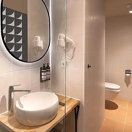 מלון Zeedijk Centre 3*
